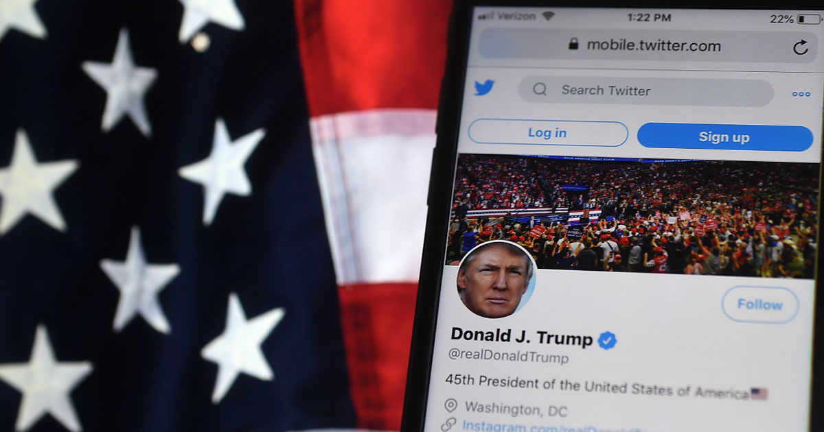 ඩොනල්ඩ් ට්‍රම්ප් කොරෝනා වෛරසයෙන් මිය යායුතුයැයි ප්‍රකාශ කරමින් Tweet පල කෙරූ අයගේ ගිණුම් Twitter විසින් අත්හිටුවයි