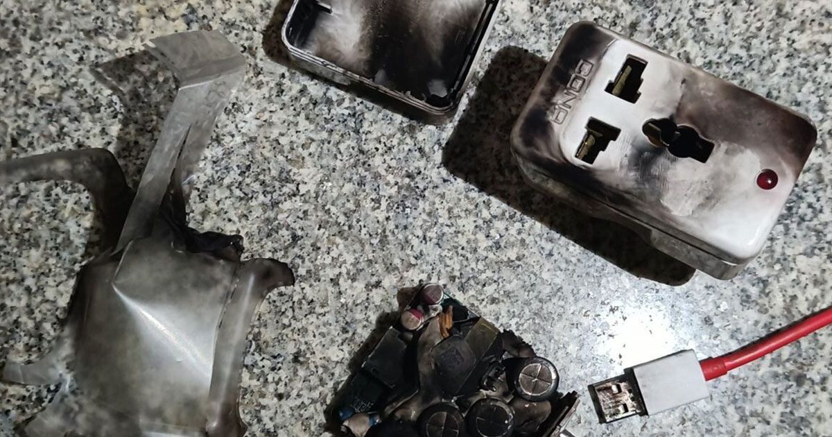 OnePlus Nord 2 මාදිලියේ ජංගම දුරකතනයක් charge කිරීමේදී එහි charger එක පුපුරා යෑමට ලක්වීමක් ගැන වාර්තා වේ