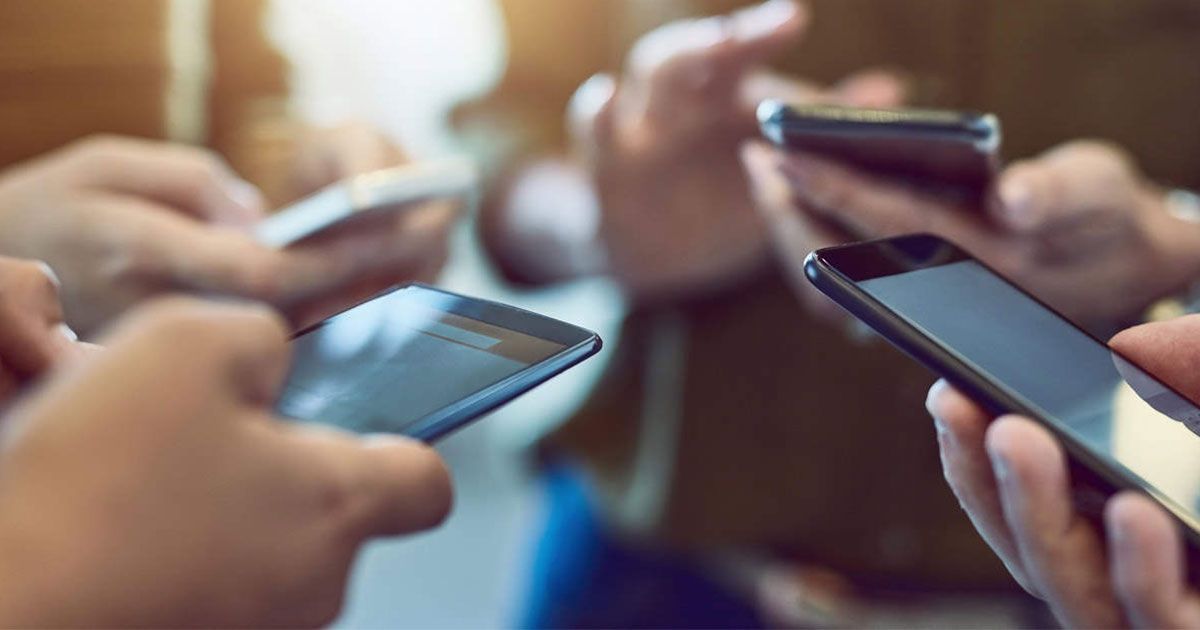 ජංගම දුරකථන ඇතුලු අත්යවශ්ය නොවන භාණ්ඩ මෙරටට ආනයනය කිරීම සඳහා දැඩි සීමා පැනවීමට මුදල් මණ්ඩලය කටයුතු කරයි