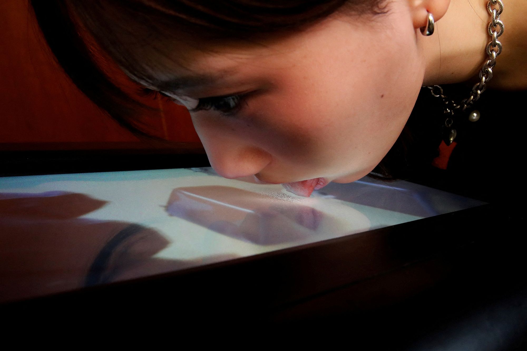 රස බැලිය හැකි තිරයකින් යුතු රූපවාහිනියක් ජපානයෙන් නිපදව​යි