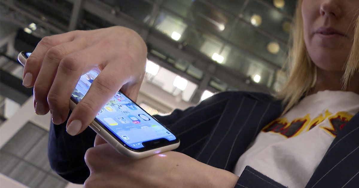 Covid 19 එන්නත්කරණ කාඩ්පතේ අනාගතය සමතුල තැන්පත් කරන Microchipද?