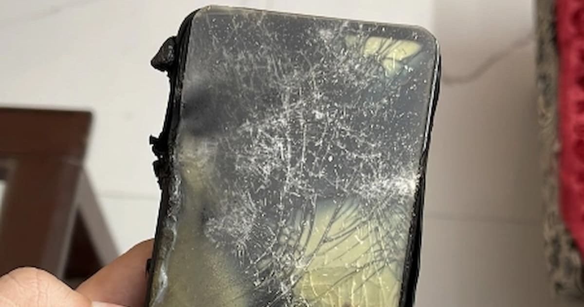 තවත් OnePlus Nord 2 මාදිලියේ ජංගම දුරකතනයක්, දුරකතන ඇමතුමක සිටියදී පුපුරා යයි