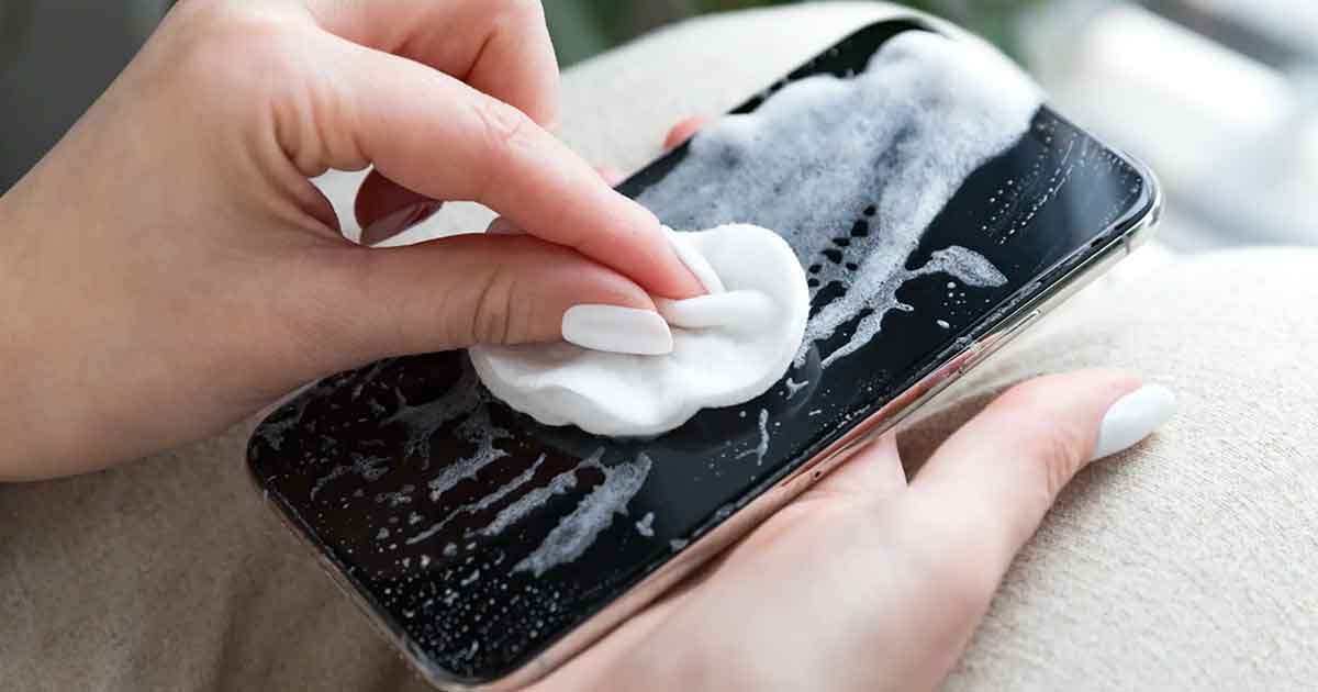 ජංගම දුරකතනයේ තිරය නිවැරදිව පිරිසිදු කරගන්නේ මෙහෙමයි