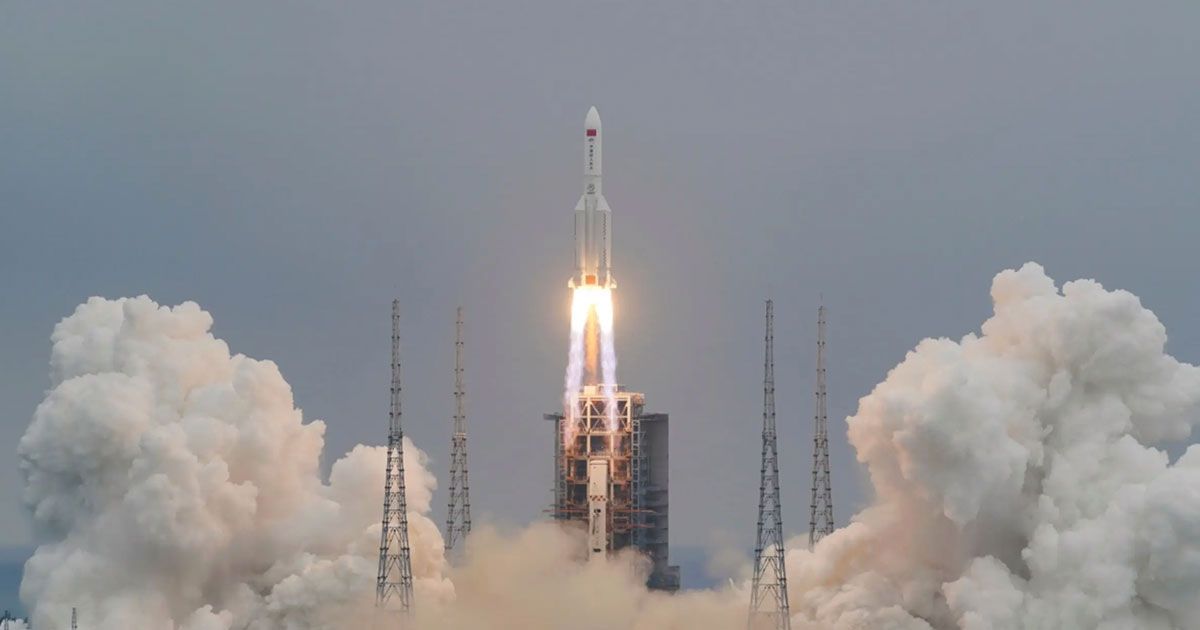 චීන රොකට්ටුවක් පෘථිවියට කඩා වැටීමට ආසන්නයි