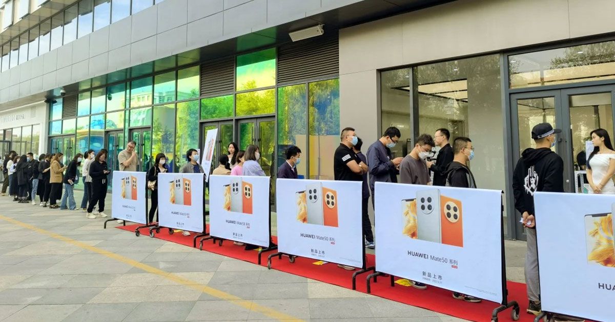 Huawei Mate 50 දුරකතන මිලදී ගැනීමට දිගු පෝලිම්, නිෂ්පාදනය ඉහළ නංවයි