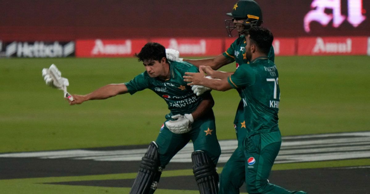 Naseem Shah used Mohammad Hasnain’s bat to hit the final two sixes vs. Afghanistan